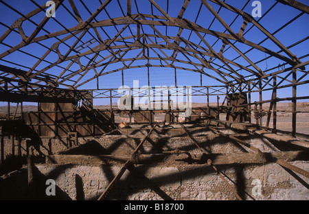 Trasformazione chimica serbatoi e travi in nitrato di abbandono dello stabilimento di trasformazione di Santa Laura, nei pressi di Iquique, Cile Foto Stock