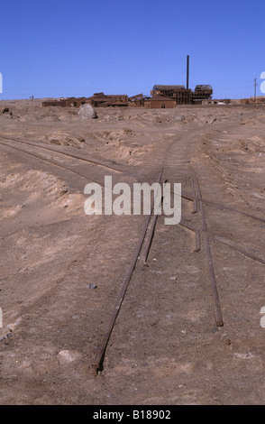 Attraversamento di diamante su ferrovia che conduce al nitrato di abbandono dello stabilimento di trasformazione di Santa Laura, nei pressi di Iquique, Cile Foto Stock