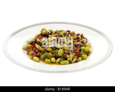 Fresco e salutare Pasto vegetariano di Adzuki Brown lenticchie Edamame e insalata di fagioli isolata contro uno sfondo bianco con nessun popolo con un tracciato di ritaglio Foto Stock