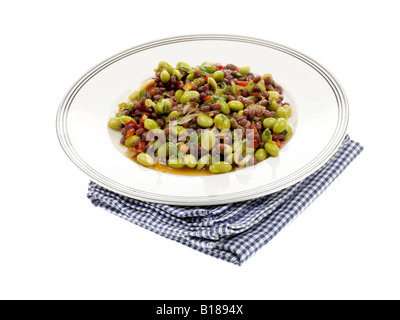 Fresco e salutare Pasto vegetariano di Adzuki Brown lenticchie Edamame e insalata di fagioli isolata contro uno sfondo bianco con nessun popolo con un tracciato di ritaglio Foto Stock