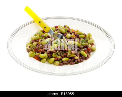 Fresco e salutare Pasto vegetariano di Adzuki Brown lenticchie Edamame e insalata di fagioli isolata contro uno sfondo bianco con nessun popolo con un tracciato di ritaglio Foto Stock