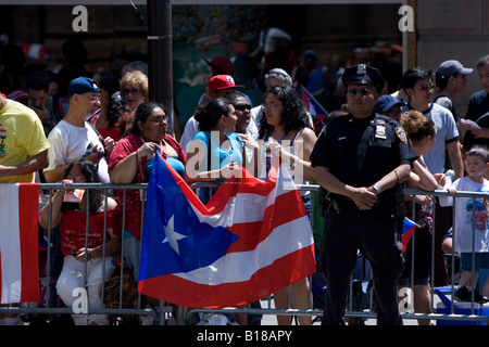 Gli spettatori si radunano lungo la 5th Avenue a New York per il 2008 il Puerto Rican parata del giorno Foto Stock