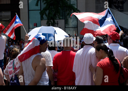 Gli spettatori si radunano lungo la 5th Avenue a New York per il 2008 il Puerto Rican parata del giorno Foto Stock