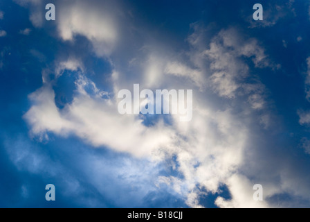 Wispy nuvole bianche contro un azzurro profondo cielo blu a Boulder, Colorado, STATI UNITI D'AMERICA Foto Stock