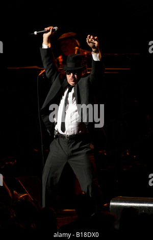 Zee e Elwood Blues Jim Belushi e Dan Aykroyd eseguita con Blues Brothers Band John Paul Jones Arena Charlottesville VA USA Foto Stock