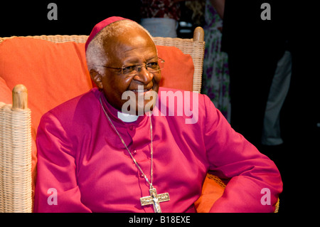 L'arcivescovo Desmond Tutu a premere il tasto di chiamata al Festival di Salisbury Foto Stock