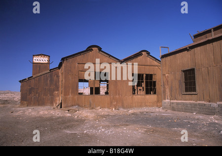 Ruggine di ferro ondulato in edificio abbandonato città mineraria di Santa Laura, nei pressi di Iquique, Cile Foto Stock