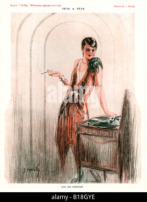 Tete a Tete, figlio Prefere aria 1922 classica francese 1920s illustrazione dalla rivista La Vie Parisienne una signora ascolta un record sul grammofono Foto Stock
