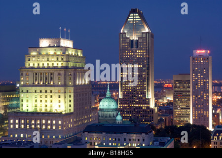 Édifice de la Sunlife e le 1000 de la Gauchetière a notte nel centro di Montreal, Quebec, Canada Foto Stock