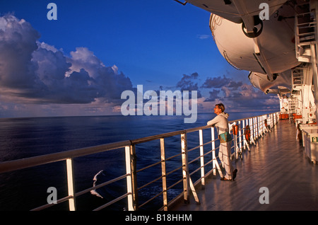 Una donna su una nave da crociera ponte in Oceano Indiano Foto Stock