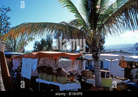 Bancarella di mercato che vende merletti prodotti Saint Paul, la Reunion Island, Oceano Indiano Foto Stock