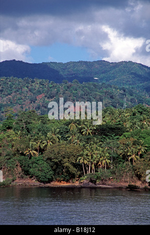 Vegetazione lussureggiante sulle colline dell'Isola di Grande Terre Mayotte, territorio francese d'oltremare, Arcipelago delle Comore, vista dal mare Foto Stock