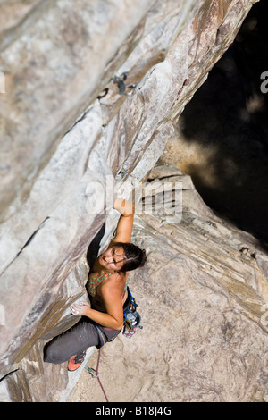 Una giovane donna portare la scalata al Lago Louise, montagne rocciose, Alberta, Canada. Foto Stock