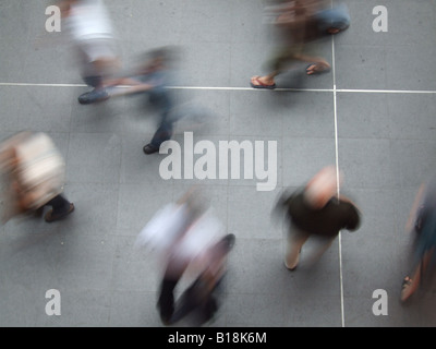 Persona che cammina in strada in città città Foto Stock