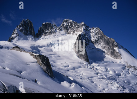 I tre vertici della Howser torri al di sopra del ghiacciaio Vowell Purcell Montagne Bugaboo Glacier Parco Provinciale, British colonna Foto Stock