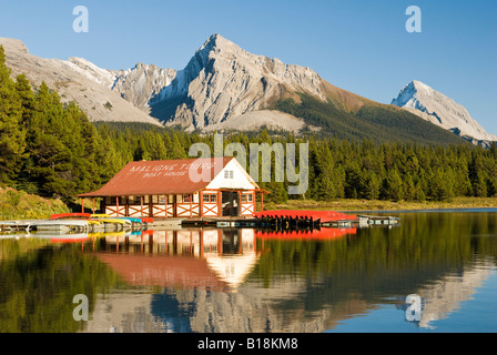 Il Boathouse presso il Lago Maligne nel Parco Nazionale di Jasper, Alberta, Canada. Foto Stock