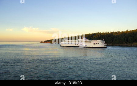 Traghetti BC Regina di Vancouver in uscita attiva con testa passa per Tsawwassen sul British Columbia continentale. Georgina Punto Faro r Foto Stock