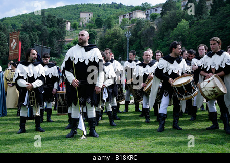 Trombettieri e tamburini sul campo l'annuale corsa all'Anello, l'anello giostre, a Narni in Umbria Foto Stock