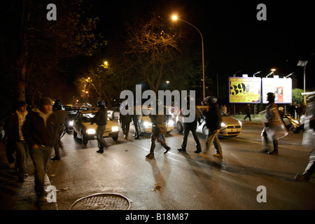 Italiano di polizia con le protezioni di plastica bloccando il traffico durante il disturbo alla partita di calcio a Roma presso lo Stadio Olimpico Foto Stock