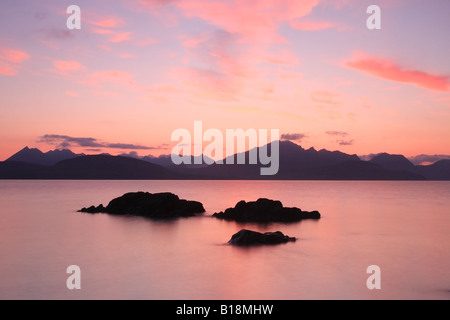 Le montagne Cuillin al tramonto Da Ob Gauscavaig Bay Isola di Skye in Scozia Foto Stock