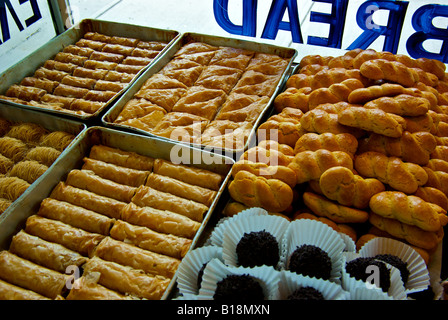 Vetrina di fantasia assortiti baklava, filo dessert, sfere di rum, e mandorle dolci rotoli in una panetteria greca Foto Stock