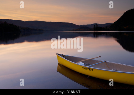 Canoa sulla riva del Lac Monroe durante il tramonto nel Parc national du Mont Tremblant, un parco provinciale del Québec, Laurentides, Que Foto Stock