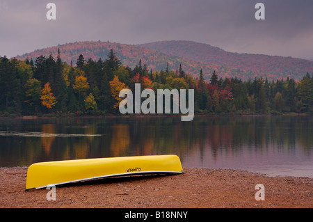 Canoa sulla riva del Lac Monroe durante la caduta nel Parc national du Mont Tremblant, un parco provinciale del Québec, Laurentides, Quebe Foto Stock