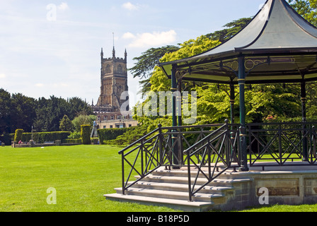La torre della chiesa parrocchiale di San Giovanni Battista visto dall'Abbazia motivi a Cirencester, Gloucestershire, Inghilterra Foto Stock
