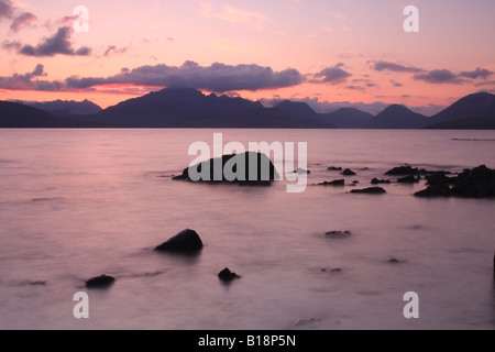 Le montagne Cuillin al tramonto Da Ob Gauscavaig Bay Isola di Skye in Scozia Foto Stock