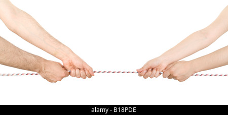 L uomo e la donna tirando una fune in direzioni opposte Foto Stock