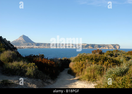 Vista dal Cabo de San Martin al Monte Montgo e Cabo de San Antonio, Javea, Provincia di Alicante, Comunidad Valenciana, Spagna Foto Stock