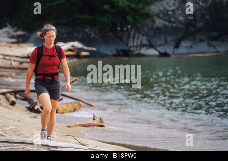 Woman Hiking Hattie Cove Trail, Pukaswa National Park, Ontario, Canada. Foto Stock