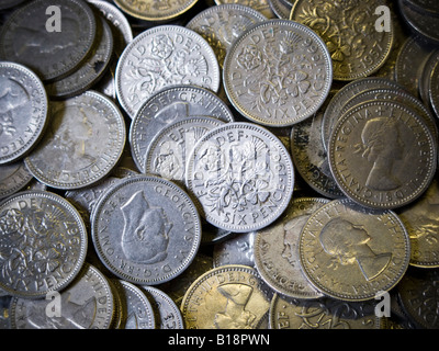 Una pila di vecchi British 'Silver' sixpenny pezzi pre era decimale 6d o un tanner o mezzo scellino vale la pena di 2,5 pence nella nuova moneta Foto Stock