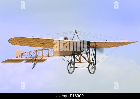 Un 1909 Bleriot XI in volo. Foto Stock