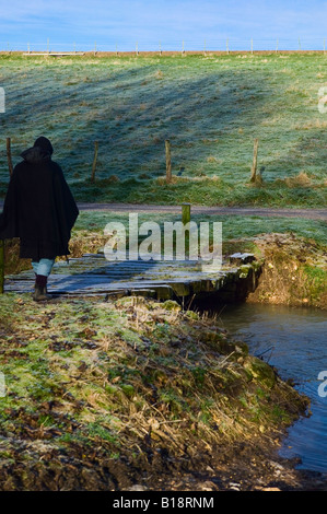 Retro di una donna intensificazione su un ponte di legno Foto Stock