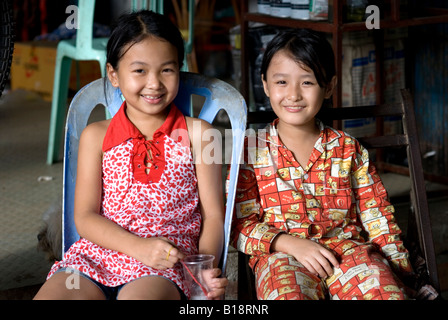 Cambogia Kompong Cham ragazze nel pneumatico Negozio Foto Stock