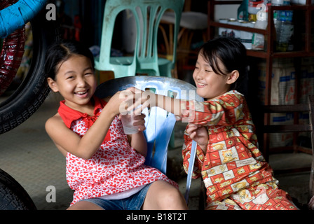 Cambogia Kompong Cham ragazze nel pneumatico Negozio Foto Stock