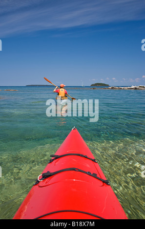 Fare kayak in Georgian Bay lungo la scarpata del Niagara vicino a Tobermory, Bruce Penninsula, Ontario, Canada. Foto Stock