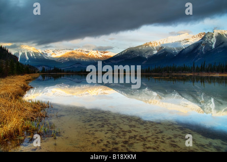 Moberly Appartamenti e Chetamon, Esplanade e Gargoyle Mountain e il Palisades, Jasper National Park, Alberta, Canada Foto Stock