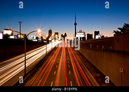 Lo skyline di Toronto e QEW in mattinata, Toronto, Ontario, Canada. Foto Stock