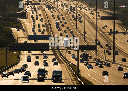 Autostrada 401 a Toronto (a 12 corsie che divide in due la città), Toronto, Ontario, Canada. Foto Stock