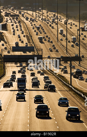 Autostrada 401 a Toronto (a 12 corsie che divide in due la città), Toronto, Ontario, Canada. Foto Stock