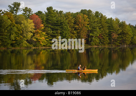Giovane uomo kayak con cane il gabbiano lago vicino Gravenhurst, Ontario, Canada. Foto Stock