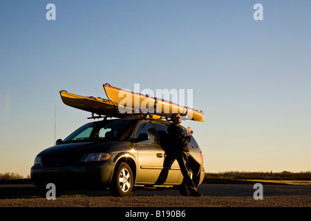 L uomo si rilassa da van con il kayak da mare vicino Lago Superiore, Ontario, Canada. Foto Stock