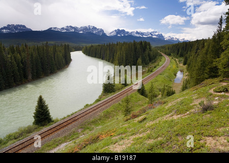 Tracce di RCP e il Fiume Bow, Canadian Rockies, il Parco Nazionale di Banff, Alberta, Canada Foto Stock