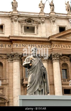 Italia, Roma, VATICANO. St Peter s statua sulla Piazza San Pietro in Vaticano Foto Stock