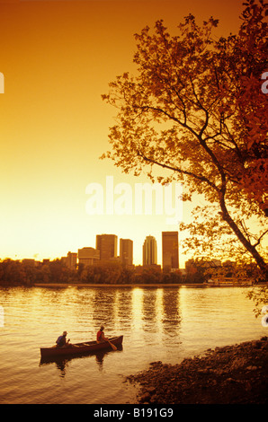 Canoisti sul Fiume Rosso con skyline in background, Winnipeg, Manitoba, Canada Foto Stock