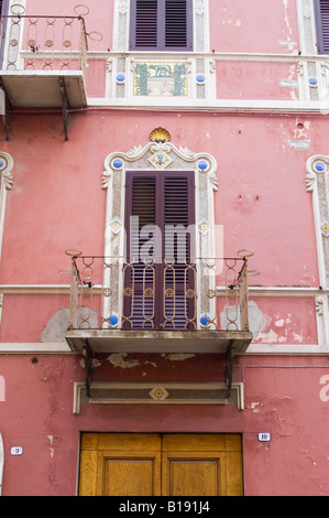 Colorata facciata di edificio Deruta Umbria Italia Foto Stock