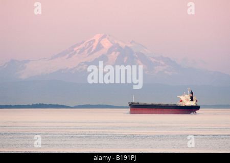 Un cargo passa davanti a Mount Baker situato nello Stato di Washington. Viste come questo sono comuni da Brooks punto sul sud pe Foto Stock