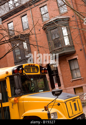 Scuola bus parcheggiato in Beacon Hill quartiere Boston Massachusetts, STATI UNITI D'AMERICA Foto Stock